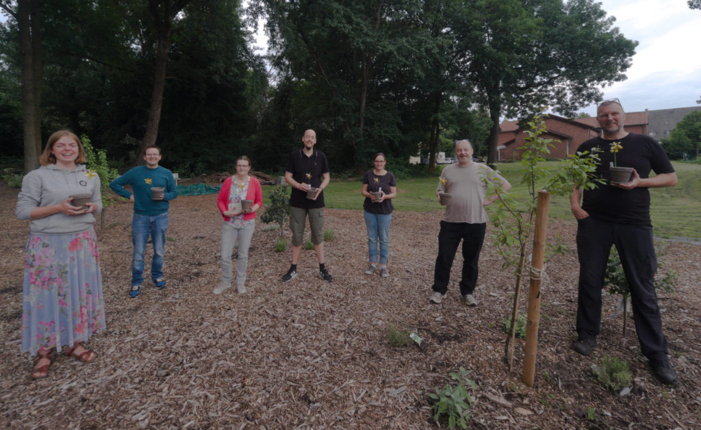 Die sieben Gründungsmitglieder im Waldgarten St. Urbanus